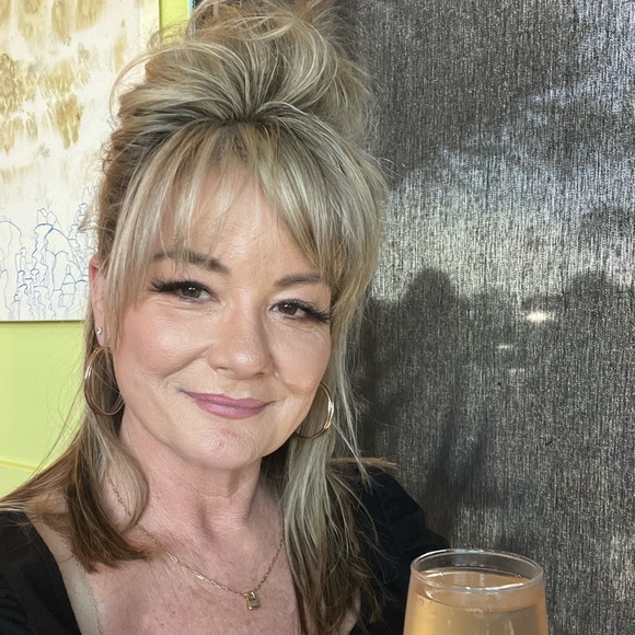 Meet your Posher, Laura - Picture 2 of 2